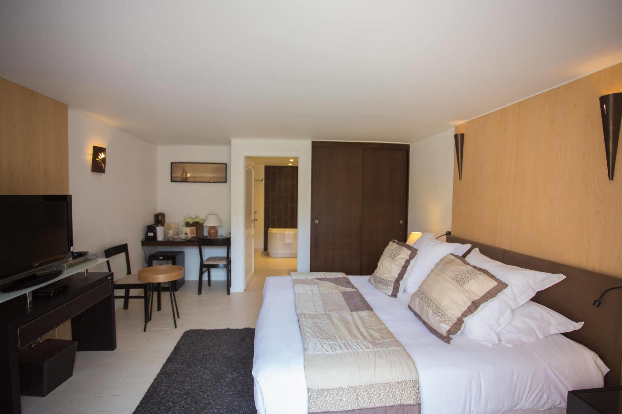 Hotel Le Verger Maelvi Grimaud Bagian luar foto